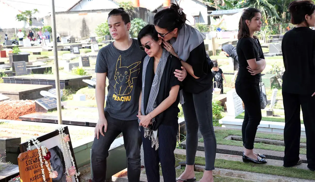 Ditemui teman-teman media setelah proses pemakaman selesai, Eva mengaku tak bisa berkata banyak. Ia hanya mengatakan sang nenek, Nien Lesmana merupakan sosok yang sangat luar biasa baginya. (Deki Prayoga/Bintang.com)