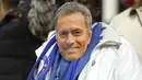 Suporter Chelsea menggunakan topeng pelatih Chelsea Jose Mourinho pada laga Liga Premier Inggris di Stadion Britania, Minggu (8/11/2015) dini hari WIB. Mourinho dilarang mendampingi timnya oleh Football Association ( FA ). ( Reuters/Ed Sykes)