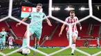 Pemain Brighton and Hove Albion Evan Ferguson (kiri) mencetak gol ke gawang Stoke City pada pertandingan sepak bola putaran kelima Piala FA di Stadion bet365, Stoke on Trent, Inggris, 28 Februari 2023. Brighton and Hove Albion mengalahkan Stoke City dengan skor 1-0. (Oli SCARFF/AFP)