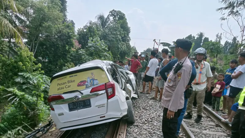 Mobil taxi online maxim risngsek setelah tertabrak kereta api di perlintasan tanpa palang pintu di Jalan Sebiay, Kecamatan Natar, Lampung Selatan. Foto : (Istimewa).