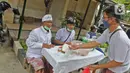Warga saat tiba di Pura Aditya Jaya di Jakarta, Selasa (24/3/2020). Ibadah hari suci Nyepi Tahun Baru Saka 1942 di Pura Aditya Jaya tidak menyelenggarakan persembahyangan, namun untuk sembahyang dibatasi dalam mencegah penularan penularan Covid-19. (Liputan6.com/Herman Zakharia)