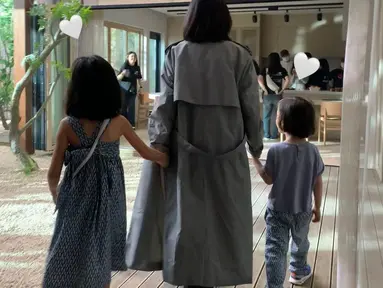 Aktris berusia 44 tahun tersebut memposting foto dirinya bersama kedua anaknya. Ini mengisyaratkan bahwa Jisung datang bersama buah hati mereka. (Foto: Instagram/ lee.b0.young)