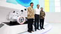 Presiden Joko Widodo didampingi Menteri Perindustrian Airlangga Hartarto foto bersama di depan mobil konsep Daihatsu pada pembukaan GAIKINDO Indonesia International Auto Show (GIIAS) 2018 di ICE BSD, Tangsel, Kamis (2/8). (Liputan6.com/Fery Pradolo)