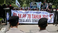 Sejumlah aparat kepolisian menjaga aksi unjuk rasa di depan Gedung Balaikota, Jakarta, Kamis (25/11). Dalam aksinya para buruh menuntut pencabutan PP Nomor 78 Tahun 2015 tentang pengupahan. (Liputan6.com/Faizal Fanani)