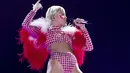 Miley Cyrus tampil di Ziggo Dome di Amsterdam, Belanda (22/6/2014) menggunakan kostum seksi merah putih dengan aksen bulu menghiasi pundaknya. (Bintang/EPA)