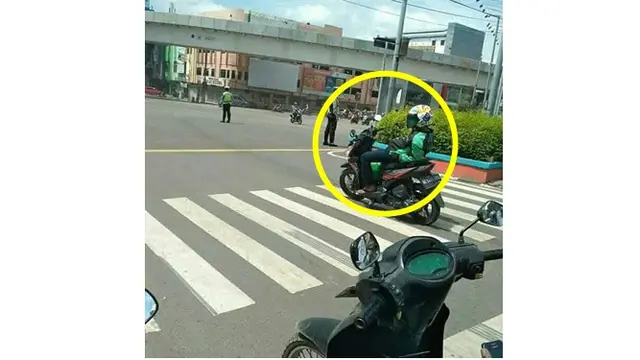6 Kelakuan Driver Ojek Online saat Berhenti di Lampu Merah Ini Bikin Tepuk Jidat
