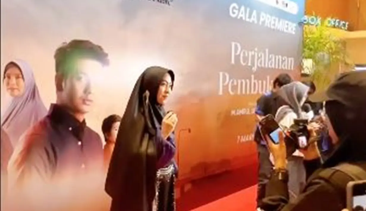 Shindy Putri tampil menawan dengan gamis biru dan hijab hitam syari. Wanita yang berprofesi sebagai dokter itu tampak senang bisa hadir dan mendukung debut film adik iparnya. Meski kini rumah tangga sang adik tengah dalam proses perceraian, ia tetap bangga dengan karyanya. (Liputan6.com/IG/@dr.shindyputri_)