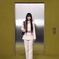 Hanni NewJeans menghadiri show Gucci di Milan Fashion Week, Jumat, 24 Februari 2023. Ia tampil mengenakan setelah putih dengan variasi lehernya. Ia membawa handbag dan mengenakan sandal tinggi. @gucci