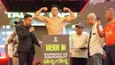 Yoshi Sudarso (tengah) melakukan timbang berat badan pada acara Press Conference Superstar Knockout edisi 2 di Jakarta International Velodrome, Rawamangun, Sabtu (7/12/2024).