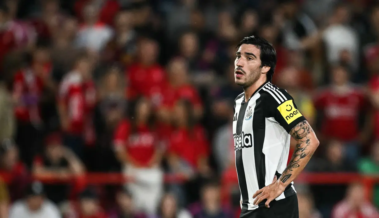 Pemain Newcastle, Sandro Tonali saat laga Carabao Cup 2024/2025 melawan Nottingham Forest di City Ground, Nottingham, Inggris, Kamis (29/08/2024) WIB. (AFP/Paul Ellis)
