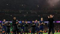 Pelatih Atletico Madrid, Diego Simeone, bertepuk tangan untuk fans setelah kekalahan pada leg kedua semifinal Liga Champions kontra Arsenal di Stadion Emirates, Rabu (6/5/2026) dini hari WIB. (Adrian Dennis / AFP)