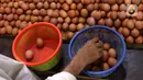 Pembeli memilih telur ayam di Pasar Kelapa Dua, Kabupaten Tangerang, Banten, Rabu (29/12/2021). Kementerian Perdagangan mencatat meroketnya harga telur ayam di sejumlah wilayah jelang pergantian tahun. (Liputan6.com/Angga Yuniar)