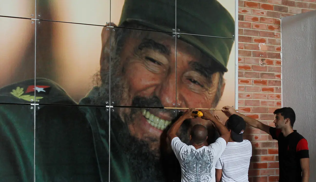 Pekerja memasang foto mantan presiden Kuba Fidel Castro di pusat pameran Expocuba pada persiapan ulang tahunnya yang ke-90 di Havana , Kuba , (12/8).Dalam masa hidupnya, Castro pernah mendapat ancaman pembunuhan hingga 600 kali.( REUTERS)