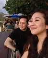 Tampak Sherina pun menikmati keindahan Labuan Bajo bersama ayahnya yang mengenakan atasan kaos hitam lengan pendek. [@sherinamunaf]