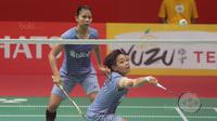 Apriyani Rahayu mengembalikan kok ke pasangan Korea, Chae Yoo-jung/Hye Rin-kim pada perempatfinal Daihatsu Indonesia Master 2018 di Istora Senayan, Kamis (26/1/2018). Greysia/Apriyani menang 21-16,21-15 (Bola.com/Nick Hanoatubun)