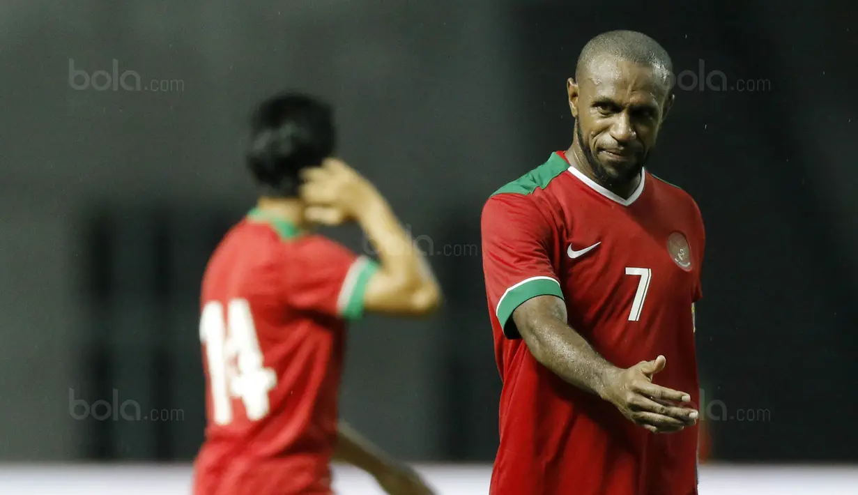 Striker Indonesia, Boas Salossa, tampak kecewa usai takluk dari Suriah U-23 pada laga persahabatan di Stadion Wibawa Mukti, Cikarang, Sabtu (18/11/2017). Indonesia kalah 0-1 dari Suriah U-23. (Bola.com/ M Iqbal Ichsan)