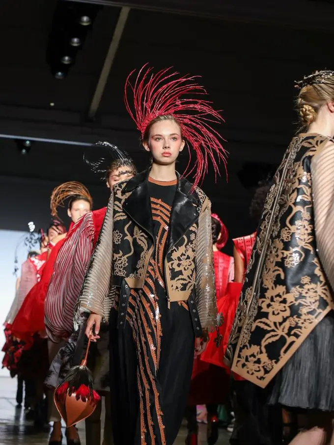 [Bintang] Kimberly Tandra Bawa Nuansa Bendera Indonesia di New York Fashion Week
