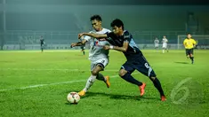 Persela Lamongan bermain imbang 0-0 lawan Mitra Kukar di Laga SCM Cup 2015, Stadion Kanjuruhan, Malang, Kamis (22/1/2015). (Liputan6.com/Faizal Fanani)