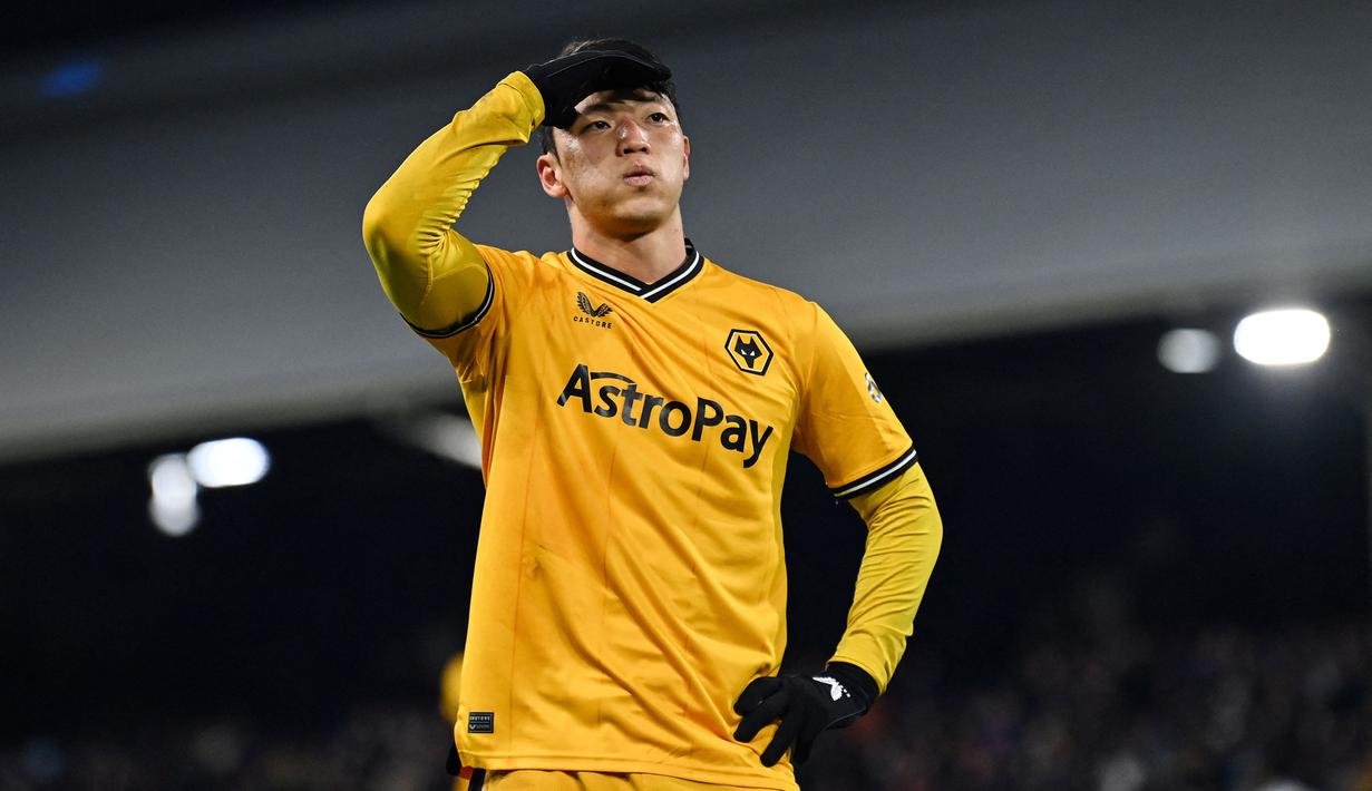 Striker Wolverhampton Wanderers, Hwang Hee-chan akan memperkuat Timnas Korea Selatan di Piala Asia 2023 yang menjadi edisi keduanya di Piala Asia setelah sebelumnya juga masuk skuad Korea Selatan pada Piala Asia 2019. Bersama Timnas Korea Selatan, ia telah mengoleksi 59 caps dengan torehan 12 gol dan 10 assist sejak melakukan debut pada 1 September 2016. (AFP/Glyn Kirk)