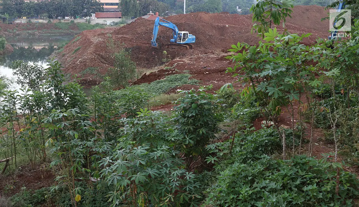 Suasana lokasi pembangunan Waduk Rambutan, Jakarta Timur, Rabu (24/10). Keberadaan waduk tersebut nantinya diharapkan bisa menahan luapan kali saat mendapat banjir kiriman. (Liputan6.com/Immanuel Antonius)