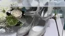 Sepasang sepatu heels silver bertabur kristal yang berkilauan. Sepatu berjenis pumps ini diketahui dari brand Prancis Christian Louboutin. Sepatu Miss Jane Crystal Red Sole Double-Buckle Pumps ini dibanderol harga Rp50 juta melihat situs Neiman Marcus [@iniseserahan]