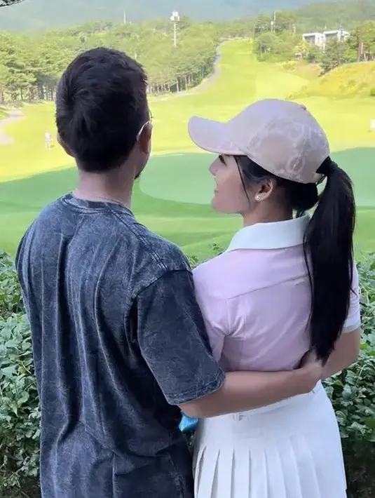 Erina dan Kaesang pun menyempatkan untuk bermain golf. Kaesang tampil dengan tshirt abu-abu, sedangkan Erina mengenakan atasan pink dan rok putih plisket.  (@erinagudono)