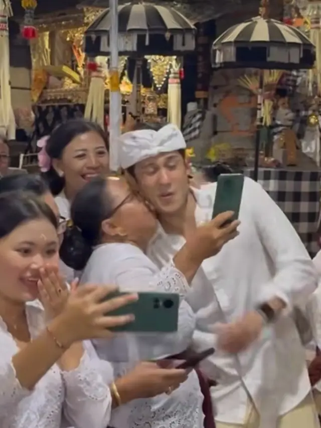 Potret Antonio Blanco Jr dicium oleh ibu-ibu di Bali (Sumber: Instagram/antonioblancojr)
