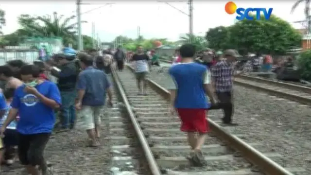 Diduga menerobos palang pintu kereta, seorang pengendara motor tewas tertabrak kereta jurusan Bandara Soekarno Hatta - Sudirman.