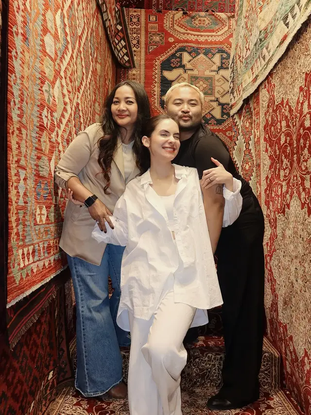 6 Potret Kebersamaan Steffi Zamora dan Nino Fernandez, Salfok Pakai Outfit Senada