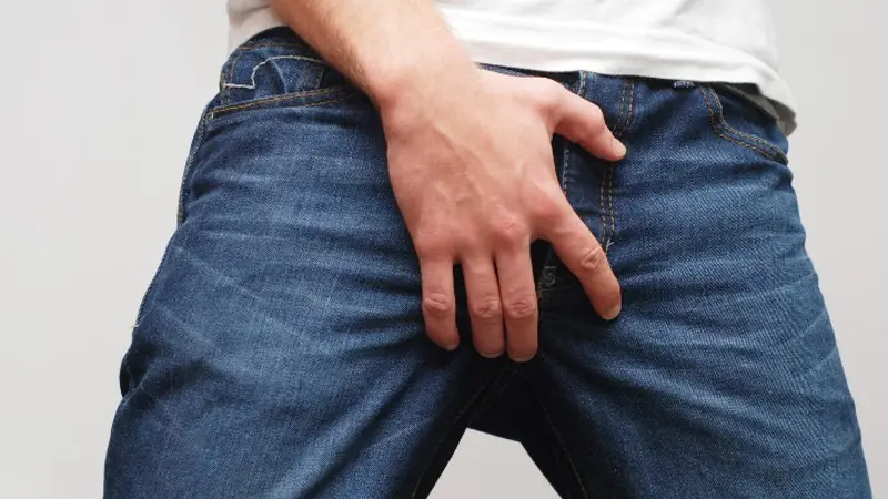 Bagian intim ini yang paling sering disentuh dan digaruk pria secara spontan. Foto: sickchirpse.