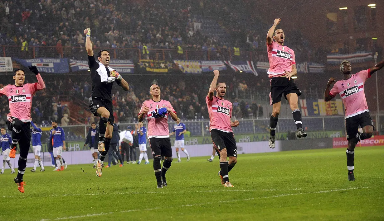 Para Pmeain Juventus, melakukan selebrasi usai menglahkan Sampdoria  pada lanjutan Liga Italia Serie A di Stadion Marassi, Genoa, Senin (11/1/2016) dini hari WIB.  (Reuters/Giorgio Perottino)