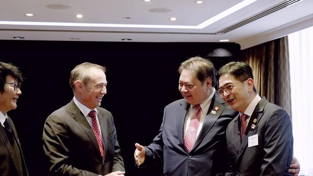 Menteri Koordinator Bidang Perekonomian Airlangga Hartarto menyaksikan penandatanganan Rencana Aksi implementasi MoU antara Pemerintah Negara Bagian Western Australia and Kadin Indonesia pada Selasa (4/7/2023). (Dok Kemenko Perekonomian)