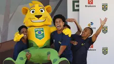 Sejumlah pria mengendong maskot Timnas Brasil yaitu Ginga. Maskot ini diperkenalkan oleh panitia lokal untuk olimpiade 2016, di Parque Aquatico Maria Lenk, Rio de Janeiro, Brasil, Selasa (23/6/2015). (REUTERS/Sergio Moraes)