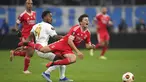 Gelandang Marseille Raimane Daou beraksi melawan gelandang Benfica Joao Neves pada leg kedua babak perempat final Liga Europa 2023/2024 di stadion Velodrome, Kamis (18/4/2024) dini hari WIB. (AP Photo/Daniel Cole)