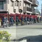 Pelajar di Jepang tampak tetap antre saat naik sepeda walaupun jalan di sampingnya begitu lebar. (Sumber: Twitter/@a_jun12)