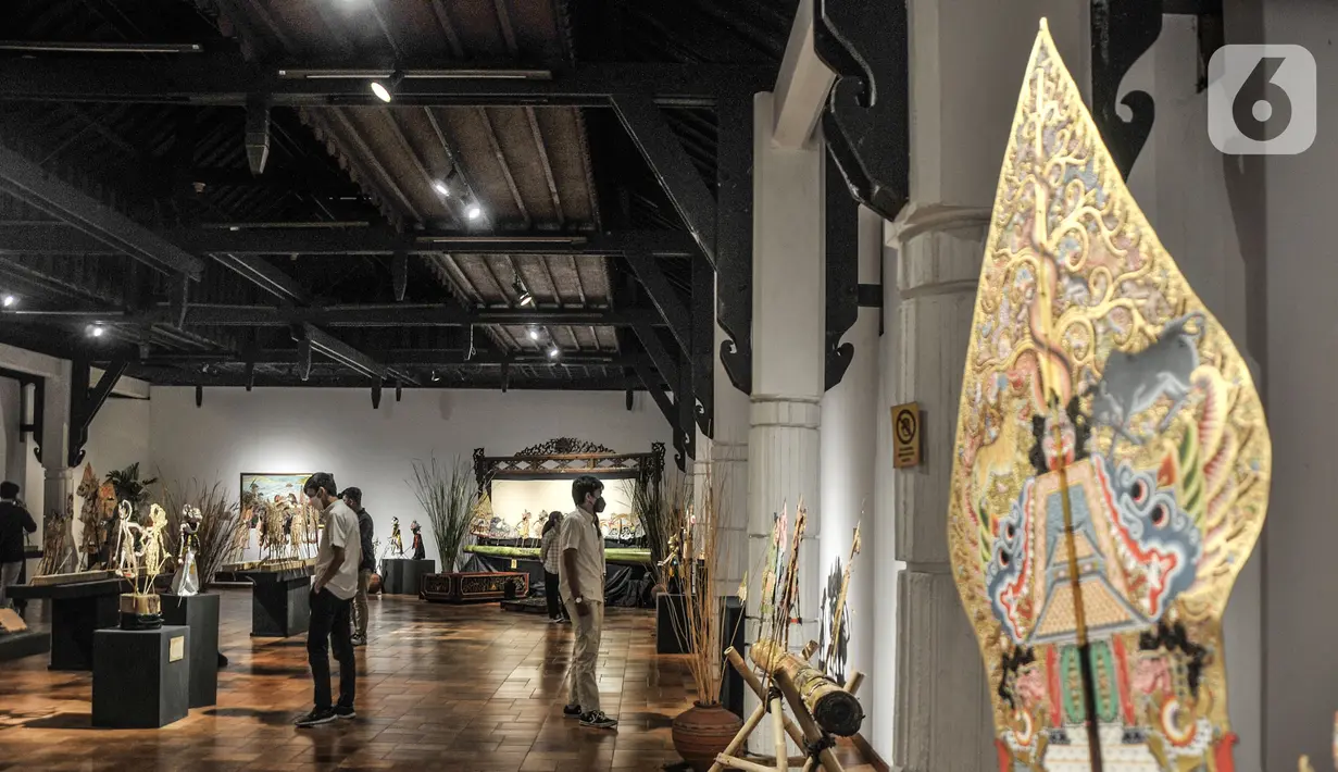 Pengunjung mengamati salah satu koleksi wayang yang ditampilkan dalam pameran 'Wayang Rupa Kita' di Bentara Budaya, Palmerah, Jakarta, Senin (22/11/2021). Pameran dikemas menarik dan relevan dengan fenomena yang dihadapi saat ini. (merdeka.com/Iqbal S. Nugroho)