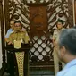 Gubernur DKI Jakarta Anies Baswedan memberi sambutan di depan pegawai Transjakarta di Balai Kota DKI Jakarta, Selasa (20/3). Pencapaian paling tinggi Transjakarta mencapai 522 ribu penumpang per hari. (Liputan6.com/Pool/Dadang WS)