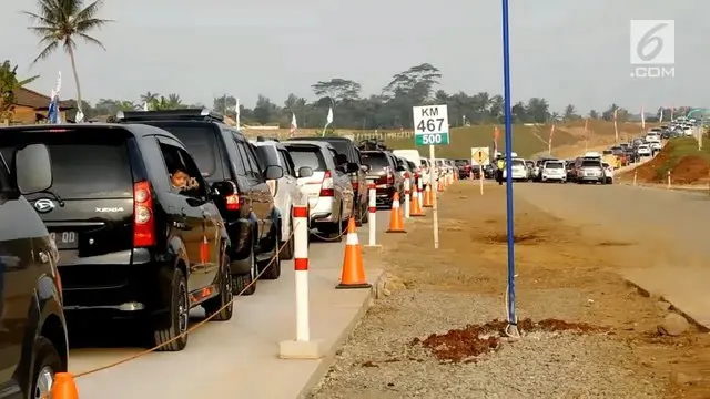 Para pemudik yang melintasi Tol Kartasura mengaku tak menguasai medan hingga kehabisan bensin dan mencari ke pemukiman warga.