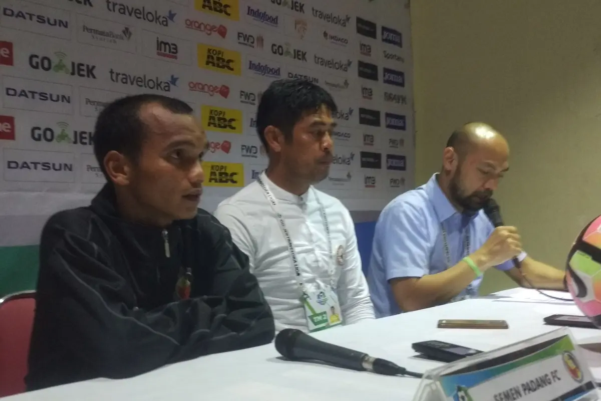 Pelatih Semen Padang, Nil Maizar (tengah) (Liputan6.com / Kukuh Saokani)