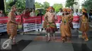 Sejumlah pemuda Papua mengenakan pakaian adat menari saat menggelar unjuk rasa di depan Gedung KPK, Jakarta, Senin (19/12). Mereka meminta KPK mengusut kasus korupsi pejabat yang mencalonkan diri pada Pilkada Jayapura 2017. (Liputan6.com/Helmi Affandi)