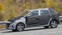 Model terbaru Hyundai i20 tertangkap kamera tengah diuji. (Carscoop)
