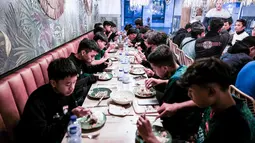 Makan malam tersebut serasa menjadi pelepas rindu bagi para pemain KKS sebelum bertolak pulang menuju Indonesia. Mereka akan kembali ke Tanah Air pada besok siangnya. (Bola.com/Bagaskara Lazuardi)