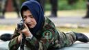 Seorang kadet tentara wanita Afghanistan membidik dengan senapan saat latihan di Akademi Pelatihan Perwira di Chennai, India (12/12/2019). Sebanyak dua puluh kadet tentara Afghanistan mengikuti program latihan militer. (AFP/Arun Sankar)