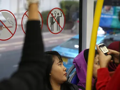 Penumpang wanita saat naik bus Transjakarta, Selasa (8/9/2015). PT Transportasi Jakarta (Transjakarta) telah membentuk Tim Pengamanan Operasional untuk mengatasi kejahatan dan pelecehan seksual guna memberi rasa aman penumpang.(Liputan6.com/Faizal Fanani)