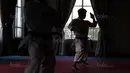 Aksi karateka Indonesia berlatih nomor kata sebagai persiapan menuju SEA Games 2017 di The Belezza, Permata Hijau, Jakarta, Senin (10/8/2017). Karate akan bertanding pada 22-24 Agustus 2017. (Bola.com/Nicklas Hanoatubun)