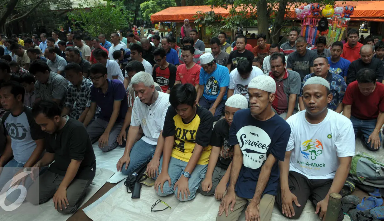 Pengunjung melaksanakan ibadah Salat Jumat di Ragunan, Jakarta, Jumat (6/5). Banyaknya pengunjung yang datang ke Ragunan membuat jamaah Salat Jumat melakukan ibadah di luar masjid. (Liputan6.com/Helmi Afandi)