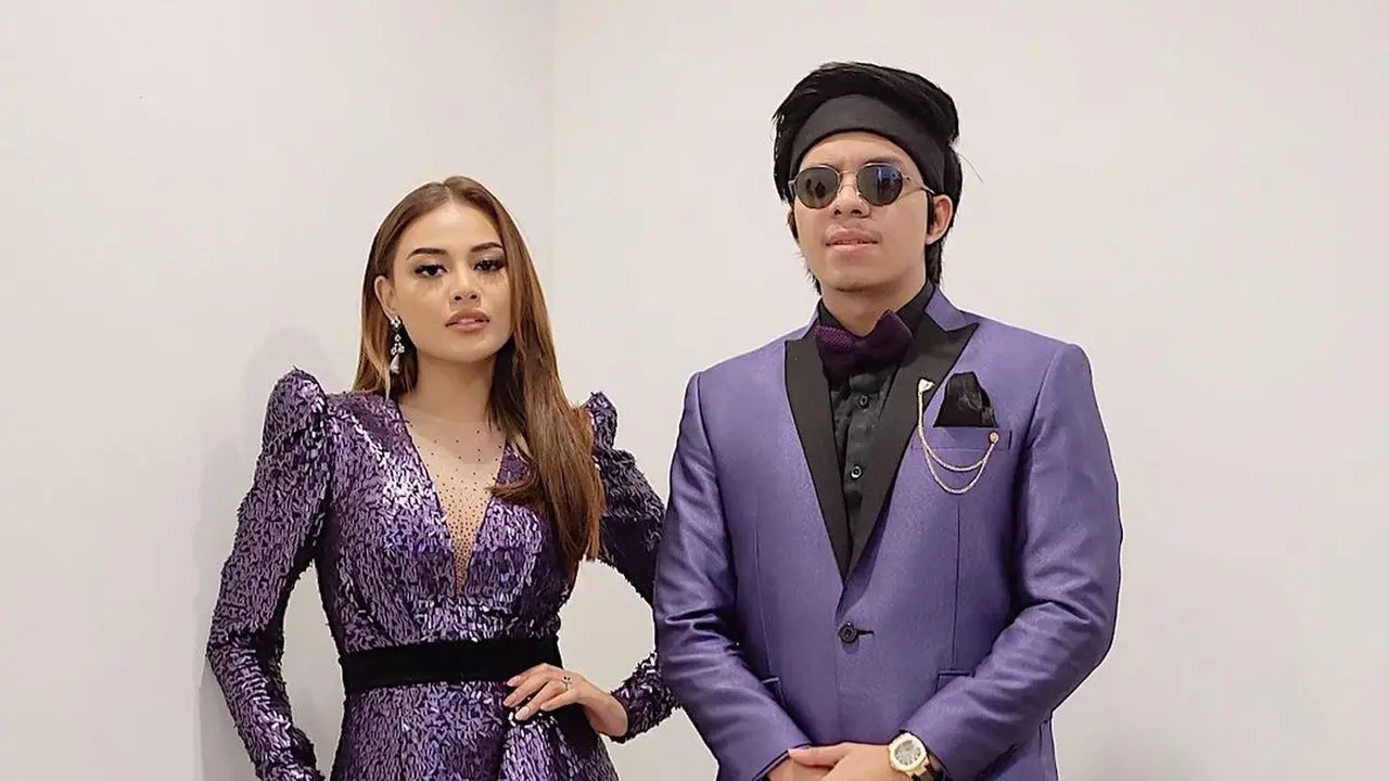6 Gaya Aurel Hermansyah dan Atta Halilintar Pakai Outfit Senada saat Kerja, Jadi Sorotan