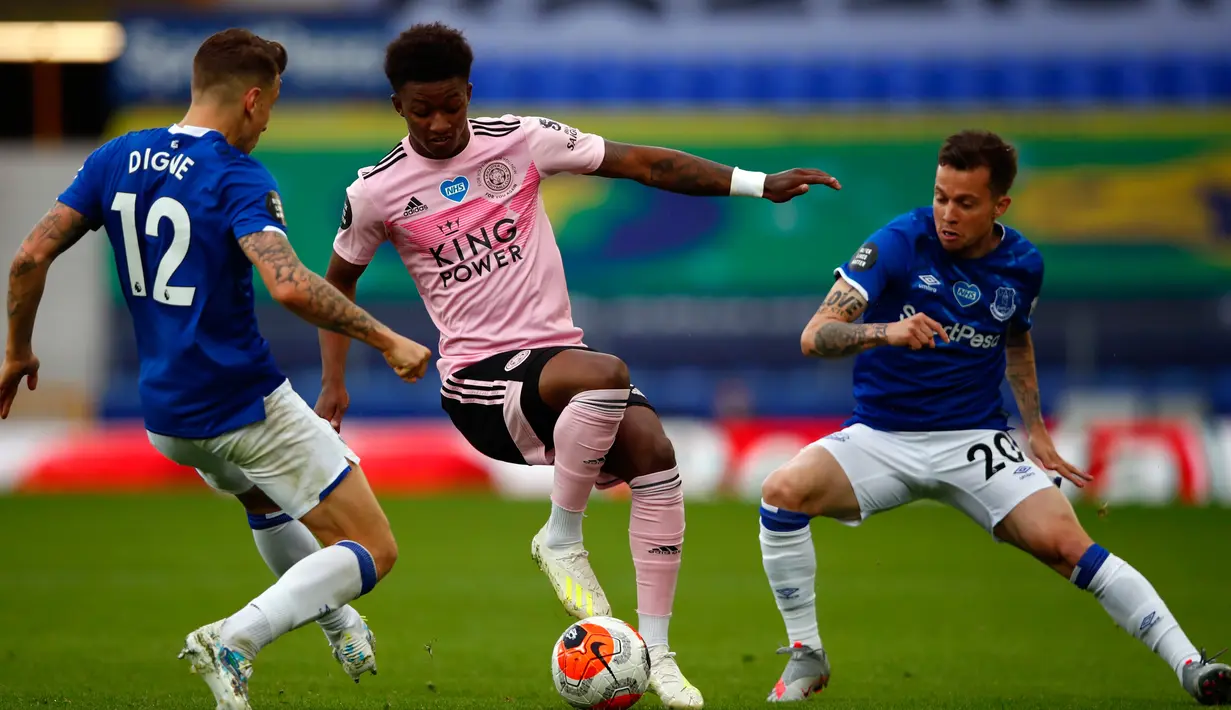 Pemain Leicester City, Demarai Gray (tengah) berusaha melewati dua pemain Everton Lucas Digne dan Bernard  pada pertandingan lanjutan Liga Inggris di di Goodison Park di Liverpool, Inggris, Rabu (1/7/2020). Everton menang tipis atas Leicester City 2-1. (Clive Brunskill/Pool via AP)