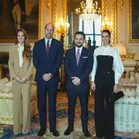 Dua gaya putri Kate Middleton dan Putri Rajwa saat bertemu. [@alhusseinjo]