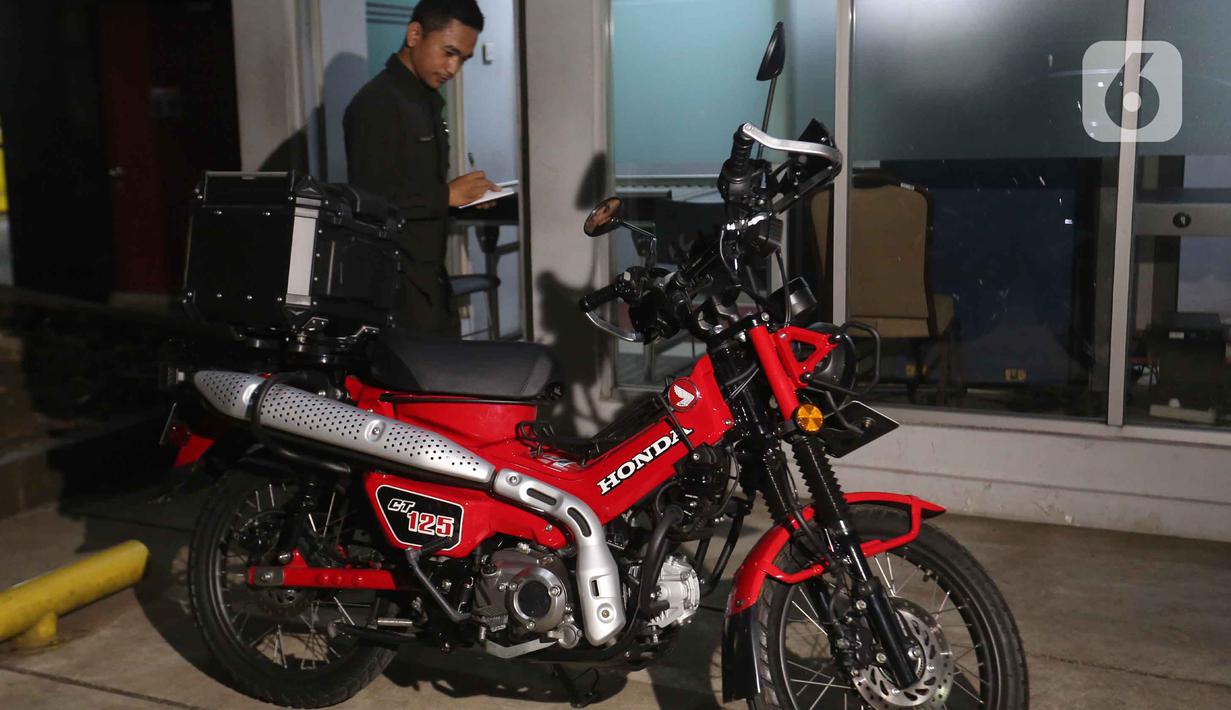 Petugas mendata salah satu motor yang disita dari hasil Operasi Tangkap Tangan (OTT) yang menjerat Kepala Kantor Imigrasi Jakarta Barat tiba di Gedung Merah Putih Komisi Pemberantasan Korupsi (KPK), Jakarta, Rabu (3/6/2026). (Liputan6.com/Helmi Fithriansyah)